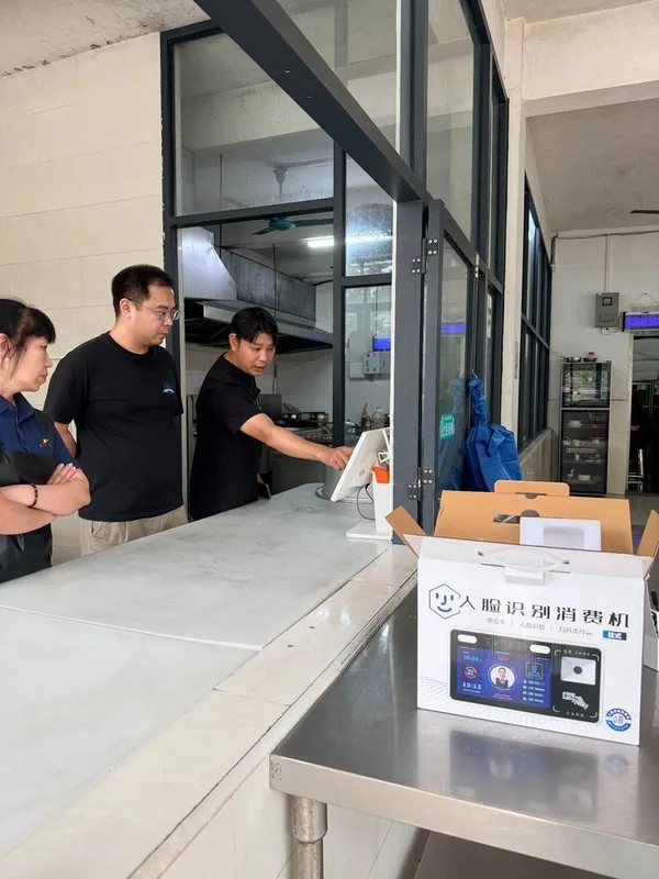 食堂窗口部署人脸识别消费机