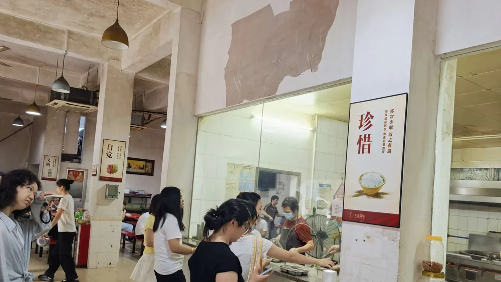 广州天玺生物科技有限公司员工食堂打餐窗口