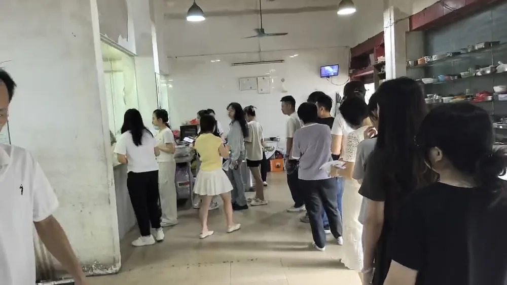 天玺生物食堂员工有序排队取餐