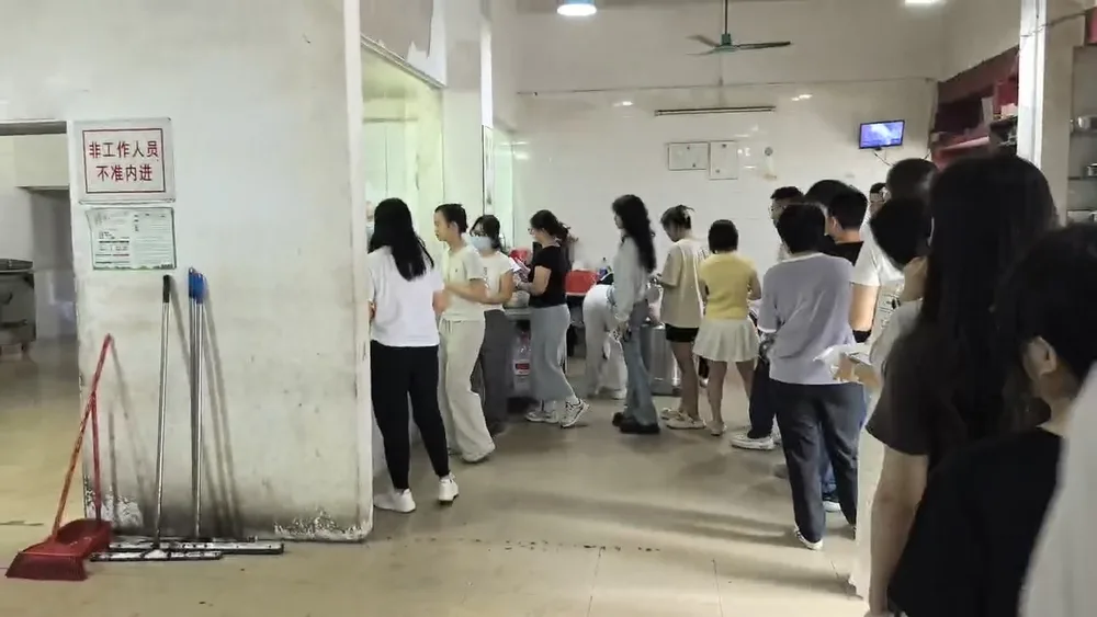 天玺生物食堂取餐高峰现场